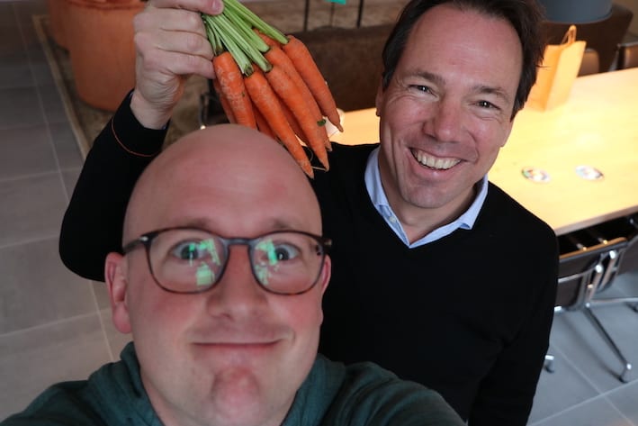 Lex Beins met bos wortels en Gerhard te Velde na opnemen podcast
